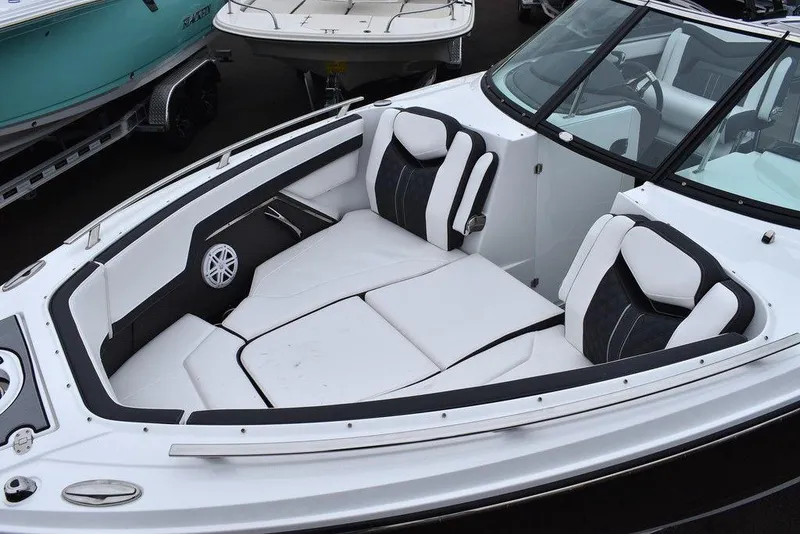 Slide: The Image of 2024 Monterey 275SS boat interior with white and black seating. - 18