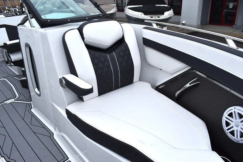 Slide: The Image of Monterey 275SS Super Sport 2024 - 80