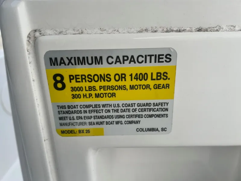 Slide: The Image of Sea Hunt BX 25 BR 2022 capacity label: 8 persons or 1400 lbs, 300 HP motor - 19