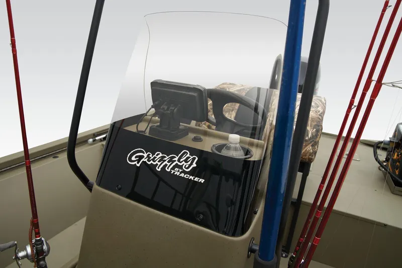 Slide: The Image of Tracker Grizzly 2072 CC Sportsman 2024 - 18