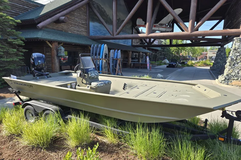 The Image of Tracker Grizzly 2072 CC 2024 - undefined