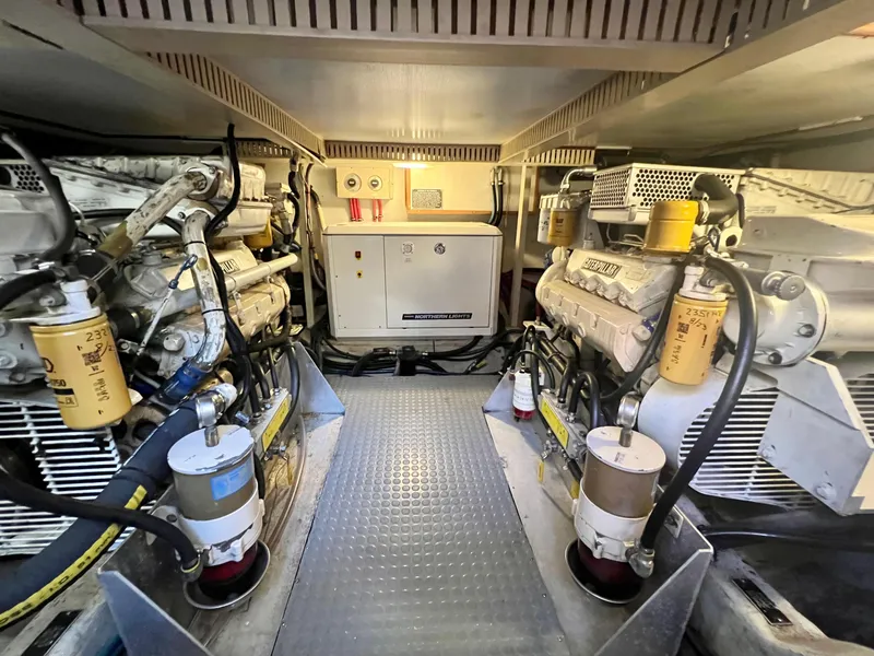Slide: The Image of Engine room of a 2001 Sabre Sabreline 47 yacht. - 33