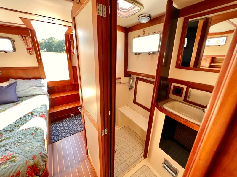 Slide: The Image of 2001 Sabre Sabreline 47 yacht interior with bedroom and bathroom - 4