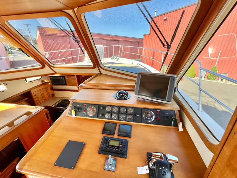 Slide: The Image of Helm station of 2001 Sabre Sabreline 47 yacht with navigation equipment. - 21