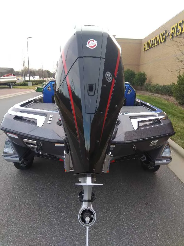 Slide: The Image of 2024 Ranger Z520R Ranger Cup Equipped boat, rear view with motor. - 3