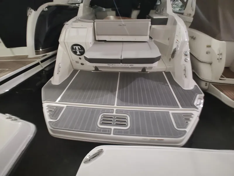 Slide: The Image of 2023 Sea Ray 320 Sundancer boat stern with swim platform and seating. - 29