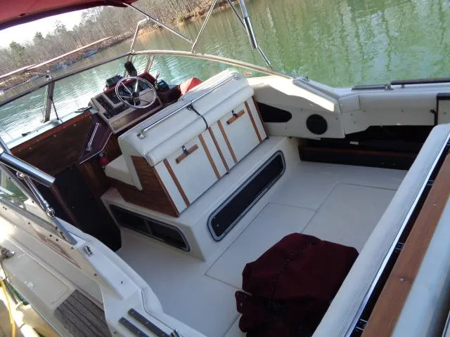 Slide: The Image of 1986 Sea Ray 250 Sundancer boat interior with helm and seating area. - 18