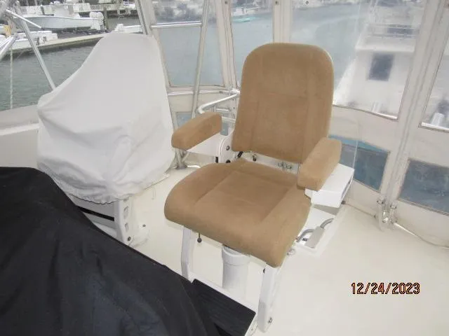 Slide: The Image of Captain's chair on 2001 Ocean Yachts Super Sport boat, docked in marina. - 18