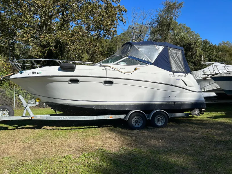 The Image of 2000 Four Winns 268 Vista boat on a trailer in a grassy area. - 1