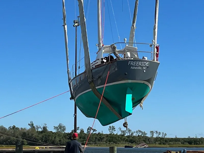 Slide: The Image of Cape Dory 270 1985 - 70