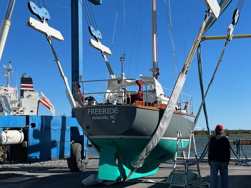 Slide: The Image of Cape Dory 270 1985 - 71