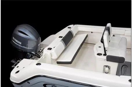 Slide: The Image of Robalo R222 Center Console 2024 - 7