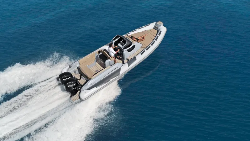 Slide: The Image of 2025 Ranieri CAYMAN 28 EXECUTIVE speedboat cruising on open blue water. - 7