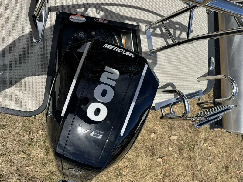 Slide: The Image of 2024 Harris Sunliner 230 with Mercury 200 V6 outboard engine. - 7