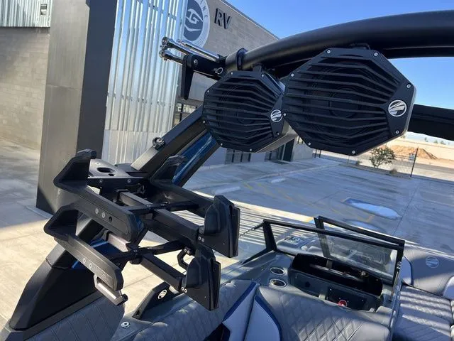 Slide: The Image of Tigé 22RZX 2024 - 19