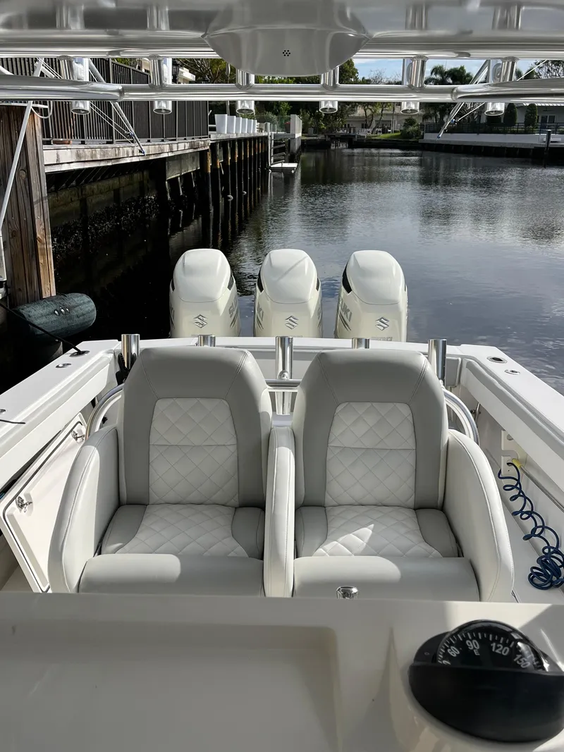 Slide: The Image of 2009 Jupiter 38 FS boat with dual seats and triple outboard engines. - 24