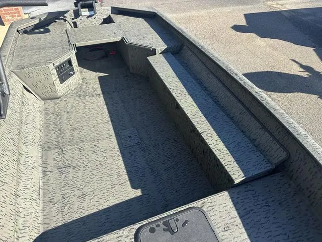 Slide: The Image of War Eagle 1750 Gladiator 2026 - 4