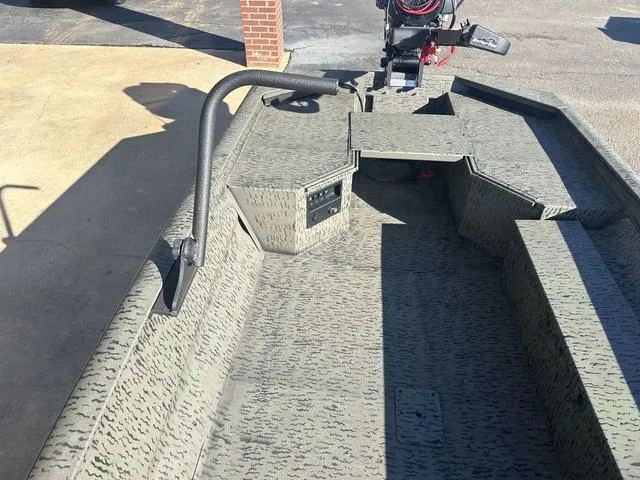 Slide: The Image of War Eagle 1750 Gladiator 2026 - 5