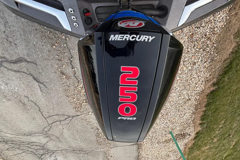 Slide: The Image of 2024 Ranger Z520R boat with Mercury 250 Pro engine, top view. - 63