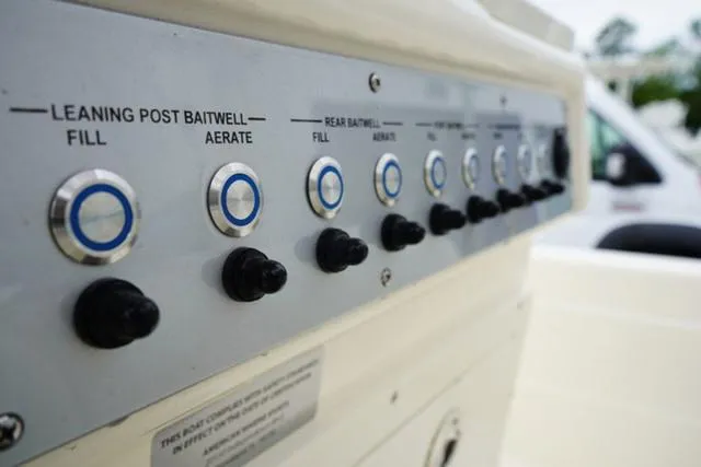 Slide: The Image of Shearwater 23 LTZ 2024 - 100