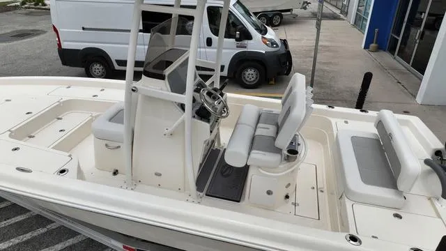 Slide: The Image of Shearwater 23 LTZ 2024 - 8