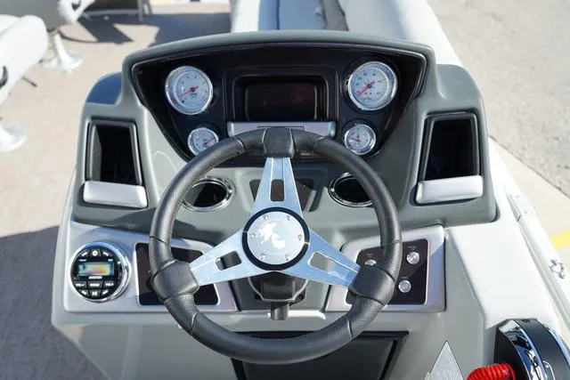 Slide: The Image of Ranger Boats 220FC 2023 - 17