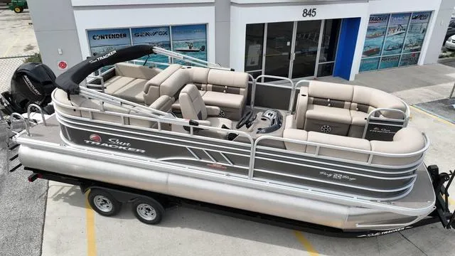 The Image of Sun Tracker Party Barge 22 RF 2023 - 1
