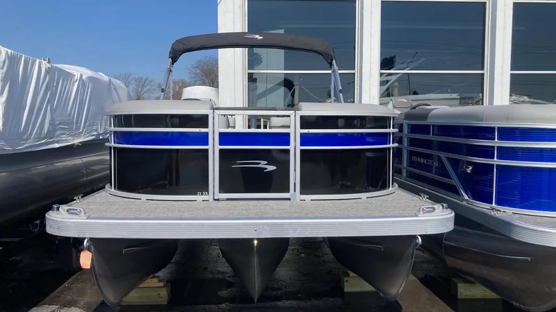 The Image of 2024 Bennington 21 SXSRC pontoon boat in showroom. - 0
