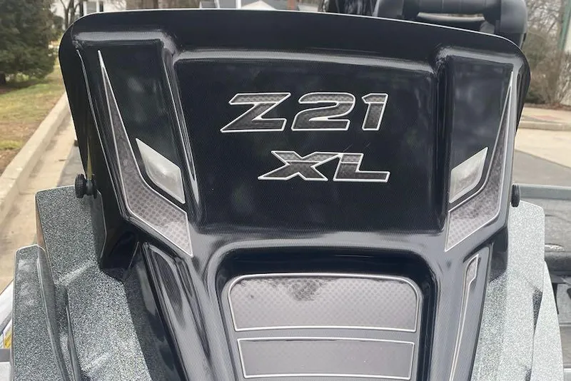 Slide: The Image of 2024 Nitro Z21 XL Pro boat rear view. - 9