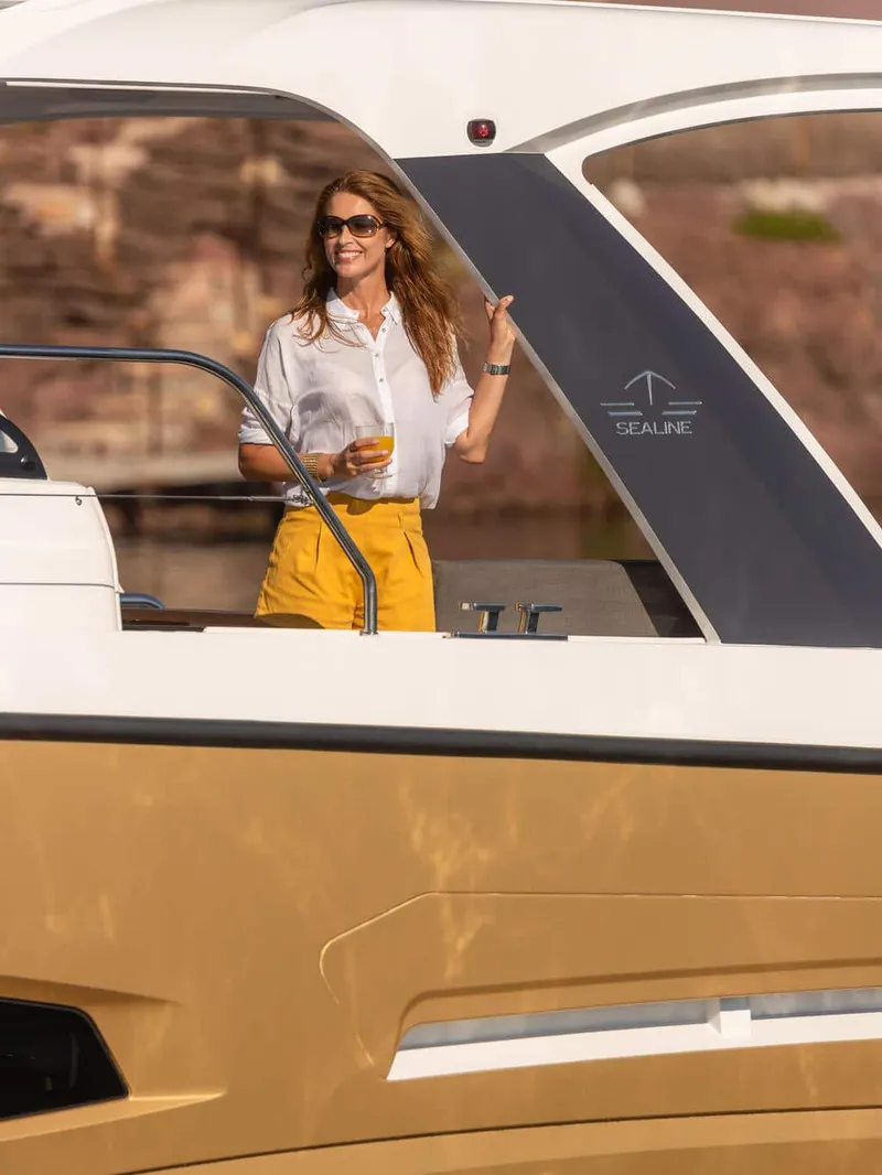 Slide: The Image of Sealine S390 2026 - 15