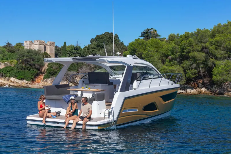 Slide: The Image of Sealine S390 2026 - 20