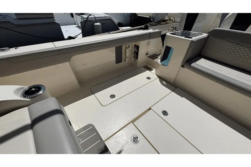 Slide: The Image of Scout 400 LXF 2025 - 9