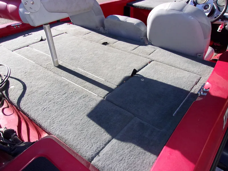 Slide: The Image of 2007 Stratos 176 XT boat interior with gray carpet and seating. - 10