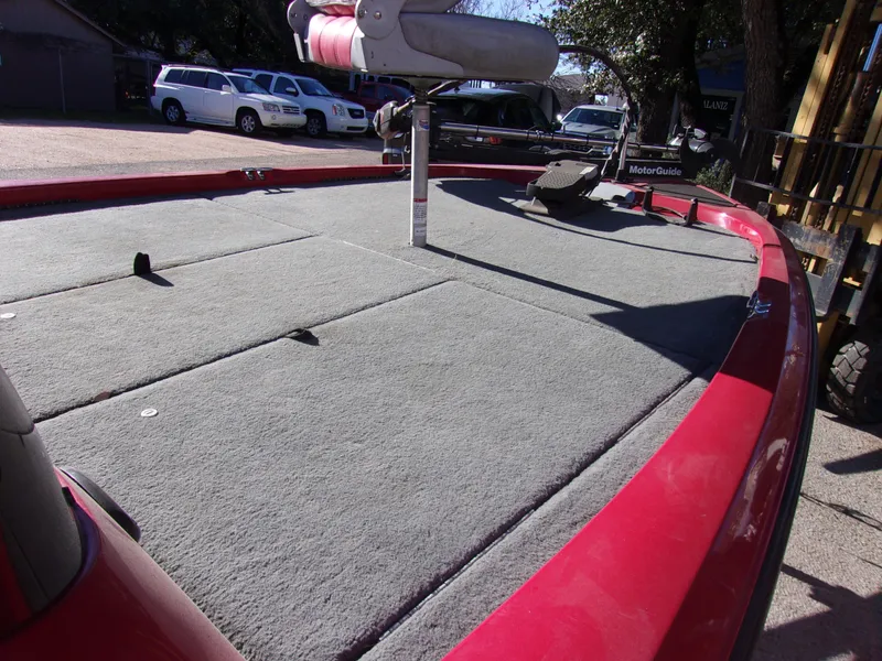 Slide: The Image of 2007 Stratos 176 XT boat deck with gray carpet and red trim. - 9