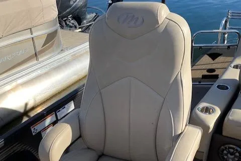 Slide: The Image of Captain's chair on a 2021 Manitou Oasis 25 SL VP Tritoon boat. - 6