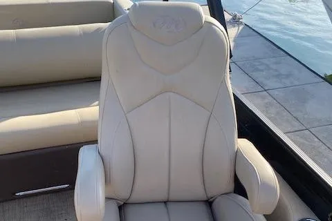 Slide: The Image of Captain's chair on 2021 Manitou Oasis 25 SL VP Tritoon boat. - 7
