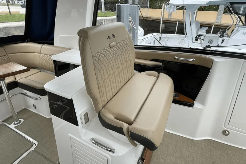 Slide: The Image of Sea Ray Sundancer 370 OB 2022 - 10