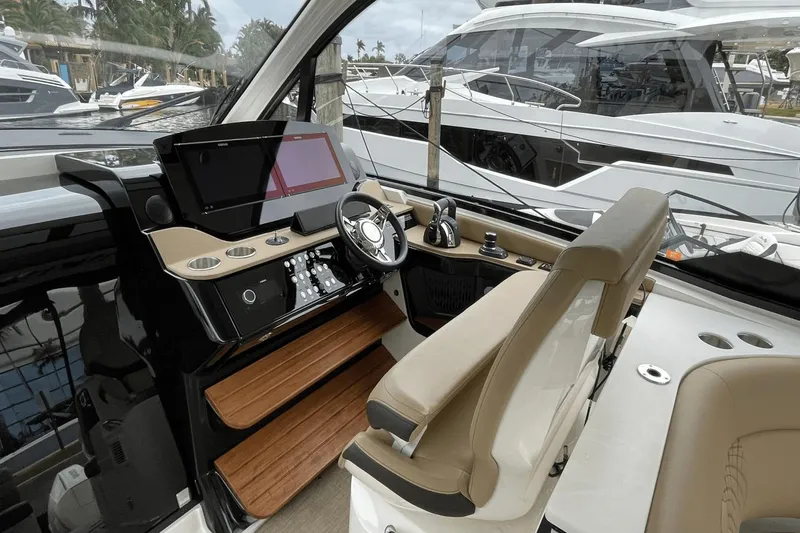 Slide: The Image of Sea Ray Sundancer 370 OB 2022 - 11