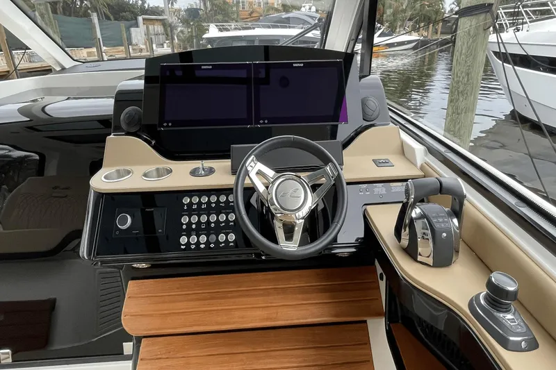 Slide: The Image of Sea Ray Sundancer 370 OB 2022 - 13