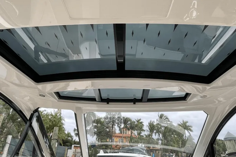 Slide: The Image of Sea Ray Sundancer 370 OB 2022 - 14