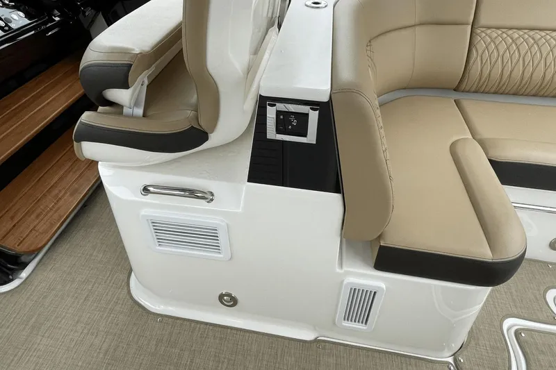 Slide: The Image of Sea Ray Sundancer 370 OB 2022 - 15
