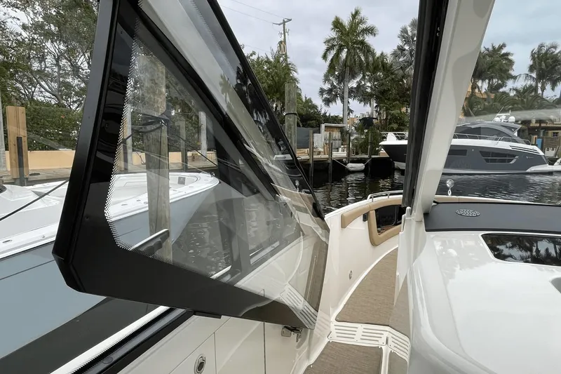 Slide: The Image of Sea Ray Sundancer 370 OB 2022 - 16