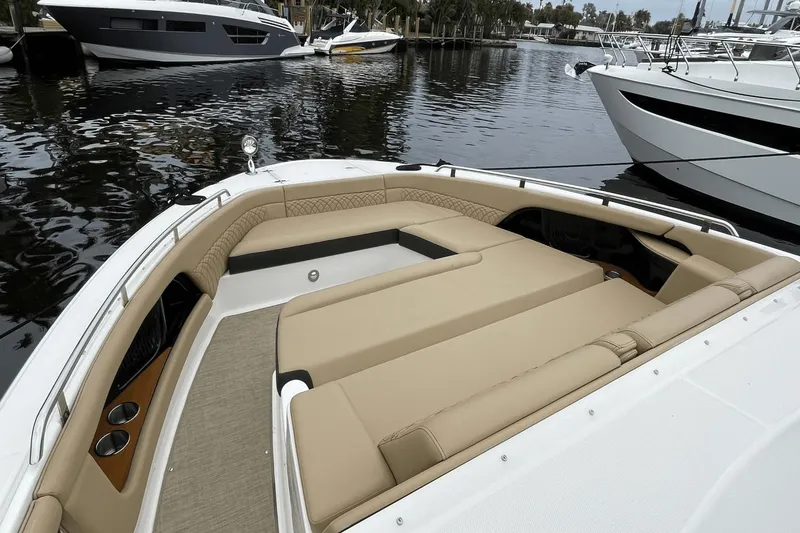 Slide: The Image of Sea Ray Sundancer 370 OB 2022 - 17