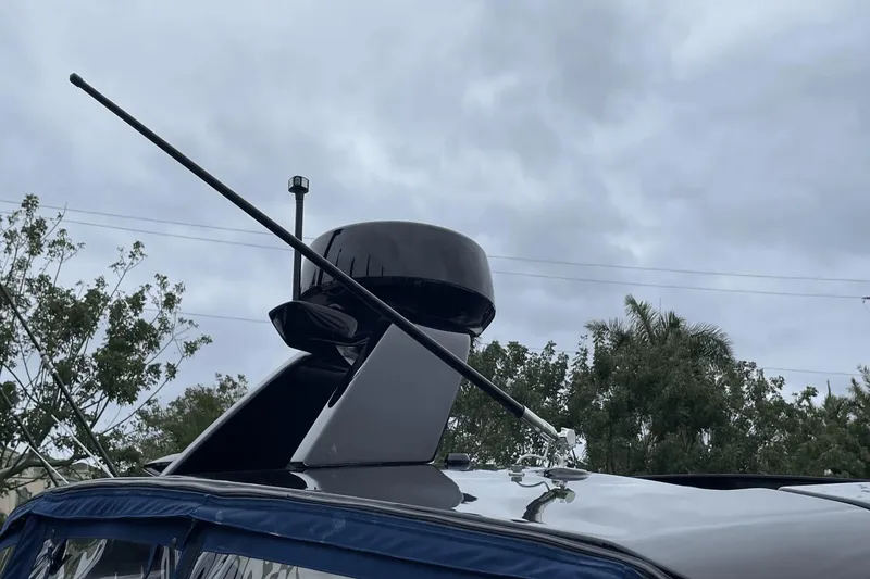 Slide: The Image of Sea Ray Sundancer 370 OB 2022 - 27