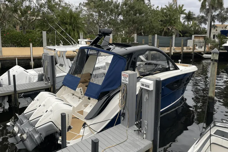 Slide: The Image of Sea Ray Sundancer 370 OB 2022 - 4