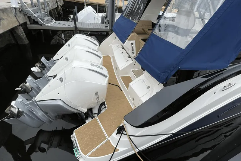 Slide: The Image of Sea Ray Sundancer 370 OB 2022 - 5