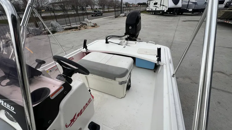 Slide: The Image of 2018 Mako Pro Skiff 17 CC boat interior with steering console and seating. - 15