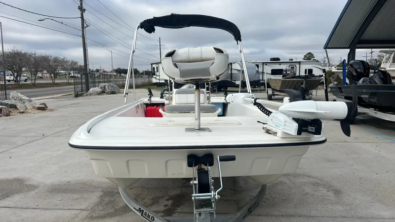 Slide: The Image of 2018 Mako Pro Skiff 17 CC boat with a center console and trolling motor. - 3