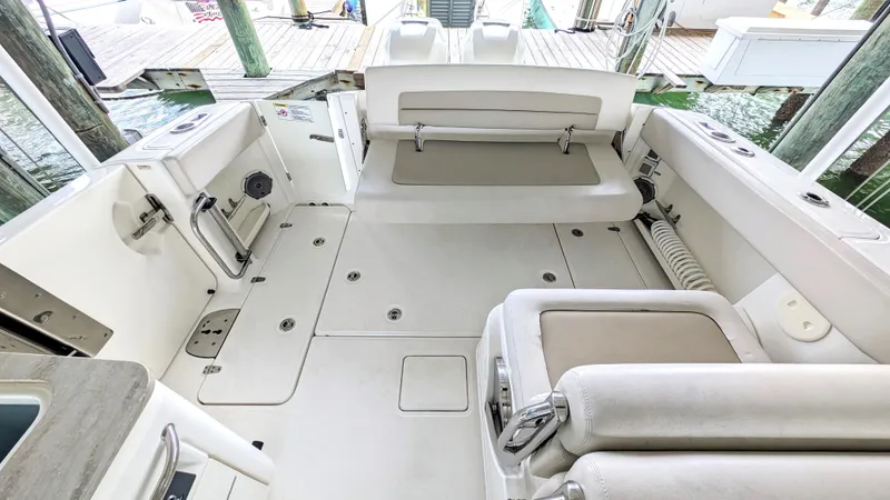 Slide: The Image of Boston Whaler 320 Vantage 2017 - 25