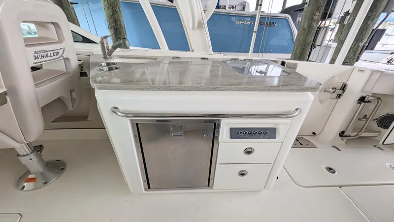 Slide: The Image of Boston Whaler 320 Vantage 2017 - 36